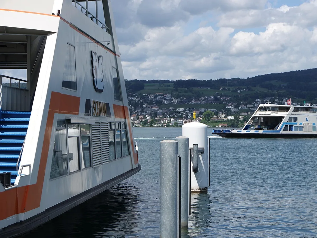 The Horgen–Meilen car ferry crossing Lake Zürich from the left shore at Horgen